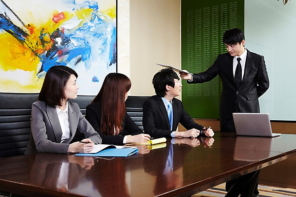 포토 JPG 외국인 해외기획촬영 직업 라이프스타일 여자 남자 액자 의자 비즈니스 2011년중국 탁자 회의 실내 설명 서기 사람 앉기 동양인 정장 여러명 20대 성인 비즈니스라이프 노트북 컴퓨터 사무실 중국인 중국 모임 업무 직장인 비즈니스맨 비즈니스우먼 발표 작업실 목표 계획 청도 프레젠테이션 동료 회의실 리더 문서 열정 미팅룸 청년만 성인만 팀장 국내포토 옷 감정 아시아 가구 다수 컨셉 관계 모션 인종 청년 내부 생활 전자제품 작업 파일형식