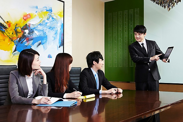 포토 JPG 외국인 해외기획촬영 직업 라이프스타일 여자 남자 액자 의자 비즈니스 2011년중국 탁자 회의 실내 설명 서기 사람 앉기 동양인 정장 여러명 20대 성인 비즈니스라이프 태블릿 사무실 중국인 중국 모임 업무 직장인 비즈니스맨 비즈니스우먼 발표 작업실 목표 계획 청도 프레젠테이션 동료 회의실 리더 문서 열정 미팅룸 청년만 성인만 팀장 국내포토 옷 감정 아시아 가구 다수 컨셉 관계 모션 인종 청년 내부 생활 전자제품 스마트기기 작업 파일형식