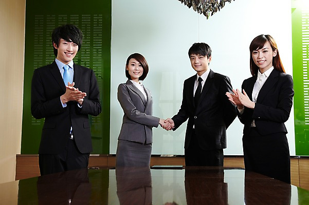 포토 JPG 외국인 해외기획촬영 직업 라이프스타일 여자 남자 비즈니스 2011년중국 탁자 성공 악수 영업 실내 서기 미소 웃음 사람 동양인 정장 여러명 20대 성인 비즈니스라이프 사무실 중국인 손잡기 중국 거래 직장인 비즈니스맨 비즈니스우먼 목표 계획 박수 청도 동료 회의실 계약 문서 열정 미팅룸 타결 청년만 성인만 국내포토 옷 감정 아시아 가구 다수 컨셉 관계 모션 표정 인종 손짓 청년 내부 생활 파일형식