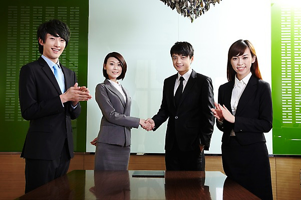 포토 JPG 외국인 해외기획촬영 직업 라이프스타일 여자 남자 비즈니스 2011년중국 탁자 성공 악수 영업 실내 서기 미소 웃음 사람 동양인 정장 여러명 20대 성인 비즈니스라이프 사무실 중국인 손잡기 중국 거래 직장인 비즈니스맨 비즈니스우먼 목표 계획 박수 청도 동료 회의실 계약 문서 열정 미팅룸 타결 청년만 성인만 국내포토 옷 감정 아시아 가구 다수 컨셉 관계 모션 표정 인종 손짓 청년 내부 생활 파일형식