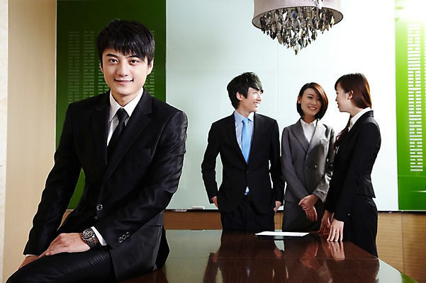 포토 JPG 외국인 해외기획촬영 직업 라이프스타일 여자 남자 비즈니스 2011년중국 탁자 실내 대화 서기 미소 웃음 사람 앉기 동양인 정장 여러명 20대 성인 비즈니스라이프 사무실 중국인 중국 직장인 비즈니스맨 비즈니스우먼 목표 계획 청도 동료 회의실 리더 문서 열정 미팅룸 청년만 성인만 팀장 국내포토 옷 감정 아시아 가구 다수 컨셉 관계 모션 표정 말하기 인종 청년 내부 생활 파일형식