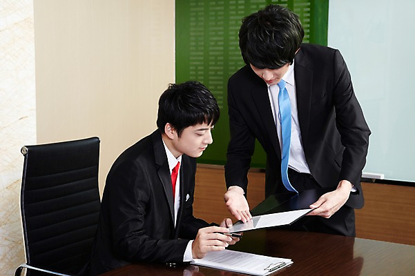 포토 JPG 외국인 해외기획촬영 직업 라이프스타일 응시 남자 의자 비즈니스 2011년중국 탁자 회의 실내 대화 설명 서기 사람 앉기 동양인 정장 상반신 20대 성인 두명 비즈니스라이프 사무실 중국인 중국 업무 직장인 비즈니스맨 작업실 목표 계획 상사 보고 청도 보고서 문서 파일 부하 열정 결재 업무보고 남자만 성인남자만 청년만 청년남자만 성인만 국내포토 시선 옷 감정 아시아 가구 컨셉 모션 말하기 인종 청년 내부 생활 작업 발표 파일형식