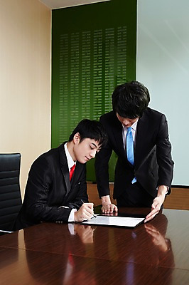 포토 JPG 외국인 해외기획촬영 직업 라이프스타일 남자 의자 비즈니스 2011년중국 탁자 회의 실내 서기 사람 앉기 동양인 정장 상반신 20대 성인 두명 비즈니스라이프 사무실 중국인 중국 업무 직장인 비즈니스맨 작업실 목표 계획 상사 보고 청도 사인 보고서 문서 파일 부하 열정 결재 서명 업무보고 사인_서명 남자만 성인남자만 청년만 청년남자만 성인만 국내포토 옷 감정 아시아 가구 컨셉 모션 인종 청년 내부 생활 작업 발표 파일형식