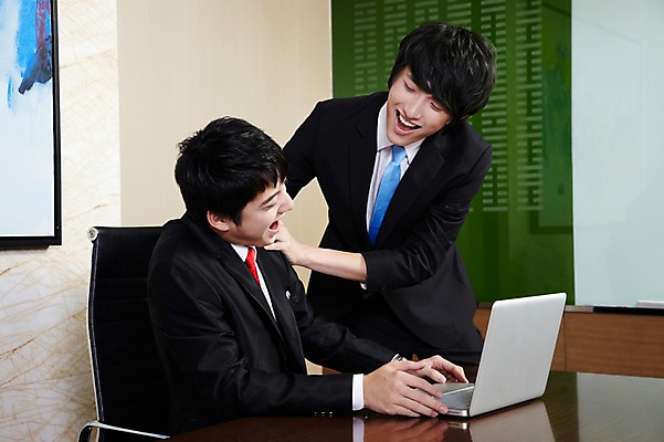 포토 JPG 외국인 해외기획촬영 직업 라이프스타일 남자 의자 장난 비즈니스 2011년중국 탁자 실내 서기 미소 웃음 사람 앉기 동양인 정장 상반신 20대 성인 두명 비즈니스라이프 노트북 컴퓨터 사무실 중국인 중국 웹서핑 업무 직장인 비즈니스맨 작업실 목표 계획 청도 열정 남자만 성인남자만 청년만 청년남자만 성인만 국내포토 옷 감정 아시아 가구 컨셉 모션 표정 인종 청년 내부 생활 전자제품 작업 파일형식