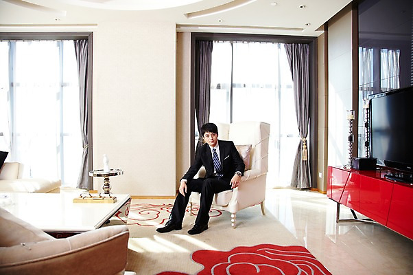 포토 JPG 주간 전신 외국인 해외기획촬영 직업 라이프스타일 남자 여유 쿠션 의자 비즈니스 2011년중국 창문 탁자 호텔 휴식 실내 한명 사람 앉기 동양인 정장 20대 성인 앞모습 장식 비즈니스라이프 소파 햇빛 중국인 텔레비전 중국 카펫 커튼 직장인 비즈니스맨 청도 남자만 남자한명만 성인남자만 청년만 청년남자만 청년남자한명만 성인한명만 성인남자한명만 성인만 국내포토 자연요소 1 옷 감정 아시아 뷰포인트 가구 컨셉 모션 숙소 인종 청년 내부 생활 전자제품 태양 파일형식