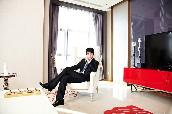 포토 JPG 주간 전신 외국인 해외기획촬영 직업 라이프스타일 남자 여유 쿠션 의자 비즈니스 2011년중국 창문 탁자 호텔 휴식 실내 한명 사람 앉기 동양인 정장 20대 성인 장식 비즈니스라이프 소파 햇빛 중국인 텔레비전 중국 카펫 다리꼬기 커튼 직장인 비즈니스맨 청도 남자만 남자한명만 성인남자만 청년만 청년남자만 청년남자한명만 성인한명만 성인남자한명만 성인만 국내포토 자연요소 1 옷 감정 아시아 가구 컨셉 모션 숙소 인종 청년 내부 생활 전자제품 태양 파일형식