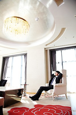 포토 JPG 전신 외국인 해외기획촬영 직업 라이프스타일 응시 남자 여유 쿠션 의자 비즈니스 2011년중국 창문 탁자 호텔 휴식 조명 실내 한명 사람 앉기 동양인 정장 20대 성인 옆모습 비즈니스라이프 소파 햇빛 중국인 중국 올려보기 커튼 직장인 비즈니스맨 청도 남자만 남자한명만 성인남자만 청년만 청년남자만 청년남자한명만 성인한명만 성인남자한명만 성인만 국내포토 1 시선 옷 감정 아시아 뷰포인트 가구 컨셉 모션 숙소 인종 청년 내부 생활 태양 파일형식