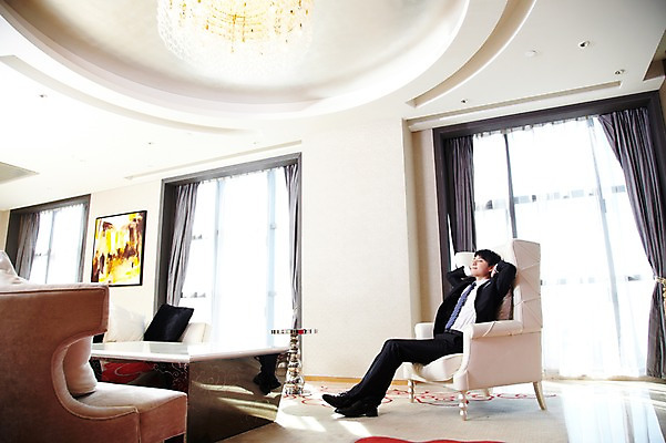 포토 JPG 전신 외국인 해외기획촬영 직업 라이프스타일 남자 여유 액자 쿠션 의자 비즈니스 2011년중국 창문 탁자 호텔 휴식 조명 실내 한명 사람 앉기 동양인 정장 20대 성인 옆모습 비즈니스라이프 소파 햇빛 중국인 눈감음 중국 커튼 직장인 비즈니스맨 청도 남자만 남자한명만 성인남자만 청년만 청년남자만 청년남자한명만 성인한명만 성인남자한명만 성인만 국내포토 1 옷 감정 아시아 뷰포인트 가구 컨셉 모션 숙소 인종 청년 내부 생활 태양 파일형식