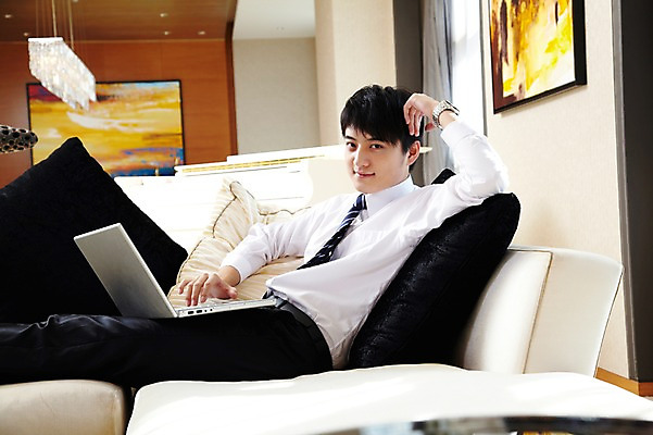 포토 JPG 외국인 해외기획촬영 직업 라이프스타일 남자 여유 악기 액자 쿠션 의자 비즈니스 2011년중국 창문 호텔 휴식 조명 실내 한명 사람 앉기 동양인 정장 20대 성인 옆모습 비즈니스라이프 노트북 컴퓨터 소파 중국인 중국 웹서핑 커튼 직장인 비즈니스맨 건반 피아노 청도 그랜드피아노 남자만 남자한명만 성인남자만 청년만 청년남자만 청년남자한명만 성인한명만 성인남자한명만 성인만 국내포토 1 옷 감정 아시아 음악 뷰포인트 가구 컨셉 모션 숙소 인종 청년 내부 생활 전자제품 건반악기 파일형식