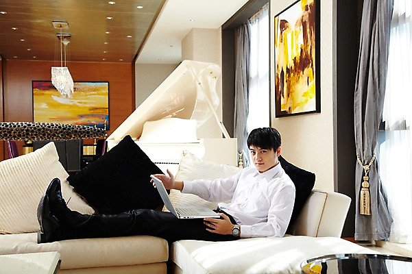 포토 JPG 전신 외국인 해외기획촬영 직업 라이프스타일 남자 여유 악기 액자 쿠션 의자 비즈니스 2011년중국 창문 탁자 호텔 휴식 조명 실내 한명 사람 앉기 동양인 정장 20대 성인 옆모습 비즈니스라이프 노트북 컴퓨터 소파 중국인 중국 웹서핑 커튼 직장인 비즈니스맨 건반 피아노 청도 그랜드피아노 남자만 남자한명만 성인남자만 청년만 청년남자만 청년남자한명만 성인한명만 성인남자한명만 성인만 국내포토 1 옷 감정 아시아 음악 뷰포인트 가구 컨셉 모션 숙소 인종 청년 내부 생활 전자제품 건반악기 파일형식