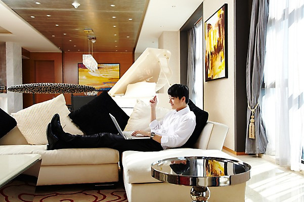 포토 JPG 전신 외국인 해외기획촬영 직업 라이프스타일 응시 남자 여유 악기 액자 쿠션 의자 비즈니스 2011년중국 창문 탁자 호텔 휴식 조명 실내 한명 사람 앉기 동양인 정장 20대 성인 옆모습 비즈니스라이프 노트북 컴퓨터 소파 중국인 중국 웹서핑 커튼 직장인 비즈니스맨 건반 피아노 청도 그랜드피아노 남자만 남자한명만 성인남자만 청년만 청년남자만 청년남자한명만 성인한명만 성인남자한명만 성인만 국내포토 1 시선 옷 감정 아시아 음악 뷰포인트 가구 컨셉 모션 숙소 인종 청년 내부 생활 전자제품 건반악기 파일형식