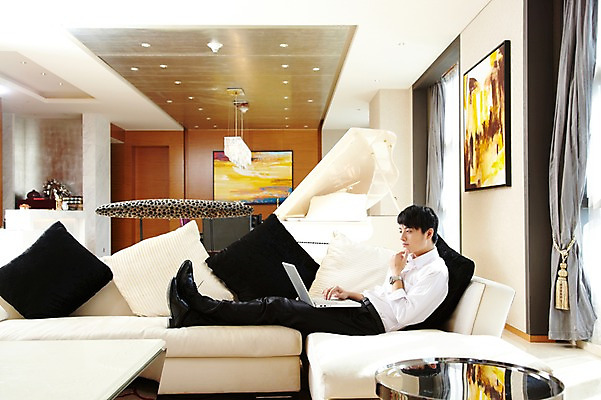 포토 JPG 전신 외국인 해외기획촬영 직업 라이프스타일 응시 남자 여유 악기 액자 쿠션 생각 의자 비즈니스 2011년중국 창문 탁자 호텔 휴식 조명 실내 한명 사람 앉기 동양인 정장 20대 성인 옆모습 비즈니스라이프 노트북 컴퓨터 소파 중국인 중국 웹서핑 커튼 직장인 비즈니스맨 건반 피아노 청도 고민 그랜드피아노 남자만 남자한명만 성인남자만 청년만 청년남자만 청년남자한명만 성인한명만 성인남자한명만 성인만 국내포토 1 시선 옷 감정 아시아 음악 뷰포인트 가구 컨셉 모션 숙소 인종 청년 내부 생활 전자제품 건반악기 파일형식