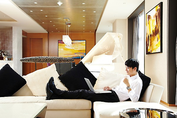 포토 JPG 전신 외국인 해외기획촬영 직업 라이프스타일 응시 남자 여유 커피 음료 악기 액자 쿠션 의자 비즈니스 2011년중국 창문 탁자 호텔 티타임 휴식 조명 잔 실내 한명 들기 사람 앉기 동양인 정장 20대 성인 옆모습 컵 비즈니스라이프 노트북 컴퓨터 소파 중국인 중국 머그컵 웹서핑 커튼 직장인 비즈니스맨 건반 피아노 청도 그랜드피아노 남자만 남자한명만 성인남자만 청년만 청년남자만 청년남자한명만 성인한명만 성인남자한명만 성인만 국내포토 1 식기 시선 옷 감정 아시아 음악 뷰포인트 가구 컨셉 모션 숙소 인종 청년 내부 생활 전자제품 건반악기 파일형식