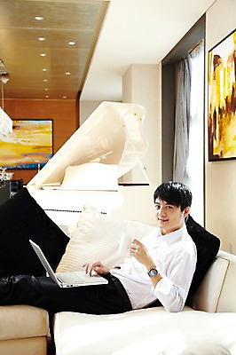 포토 JPG 외국인 해외기획촬영 직업 라이프스타일 남자 여유 커피 음료 악기 액자 쿠션 의자 비즈니스 2011년중국 창문 호텔 티타임 휴식 조명 잔 실내 한명 미소 웃음 들기 사람 앉기 동양인 정장 20대 성인 옆모습 컵 비즈니스라이프 노트북 컴퓨터 소파 중국인 중국 머그컵 웹서핑 커튼 직장인 비즈니스맨 건반 피아노 청도 그랜드피아노 남자만 남자한명만 성인남자만 청년만 청년남자만 청년남자한명만 성인한명만 성인남자한명만 성인만 국내포토 1 식기 옷 감정 아시아 음악 뷰포인트 가구 컨셉 모션 숙소 표정 인종 청년 내부 생활 전자제품 건반악기 파일형식
