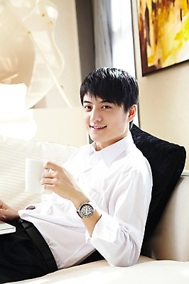 포토 JPG 외국인 해외기획촬영 직업 라이프스타일 남자 여유 커피 음료 악기 액자 쿠션 의자 비즈니스 2011년중국 창문 호텔 티타임 휴식 잔 실내 한명 미소 웃음 들기 사람 앉기 동양인 정장 상반신 20대 성인 옆모습 컵 비즈니스라이프 소파 중국인 중국 머그컵 커튼 직장인 비즈니스맨 건반 피아노 청도 그랜드피아노 남자만 남자한명만 성인남자만 청년만 청년남자만 청년남자한명만 성인한명만 성인남자한명만 성인만 국내포토 1 식기 옷 감정 아시아 음악 뷰포인트 가구 컨셉 모션 숙소 표정 인종 청년 내부 생활 건반악기 파일형식