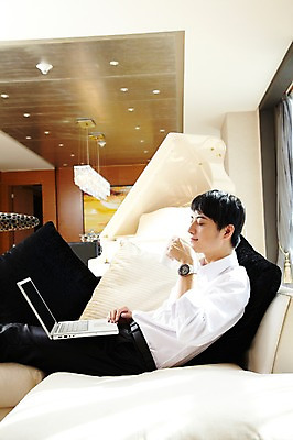 포토 JPG 외국인 해외기획촬영 직업 라이프스타일 남자 여유 커피 음료 악기 액자 쿠션 의자 비즈니스 2011년중국 호텔 티타임 휴식 조명 잔 실내 한명 들기 사람 앉기 동양인 정장 20대 성인 옆모습 컵 비즈니스라이프 노트북 컴퓨터 소파 중국인 눈감음 중국 머그컵 마시기 웹서핑 커튼 직장인 비즈니스맨 건반 피아노 청도 그랜드피아노 남자만 남자한명만 성인남자만 청년만 청년남자만 청년남자한명만 성인한명만 성인남자한명만 성인만 국내포토 1 식기 옷 감정 아시아 음악 뷰포인트 가구 컨셉 모션 숙소 인종 청년 내부 생활 전자제품 건반악기 파일형식