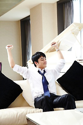 포토 JPG 외국인 해외기획촬영 직업 라이프스타일 남자 여유 악기 쿠션 의자 비즈니스 2011년중국 창문 탁자 호텔 휴식 실내 한명 미소 웃음 사람 앉기 동양인 정장 20대 성인 앞모습 비즈니스라이프 노트북 컴퓨터 소파 중국인 눈감음 중국 커튼 직장인 비즈니스맨 건반 피아노 청도 기지개 그랜드피아노 남자만 남자한명만 성인남자만 청년만 청년남자만 청년남자한명만 성인한명만 성인남자한명만 성인만 국내포토 1 옷 감정 아시아 음악 뷰포인트 가구 컨셉 모션 숙소 표정 인종 청년 내부 생활 전자제품 건반악기 파일형식