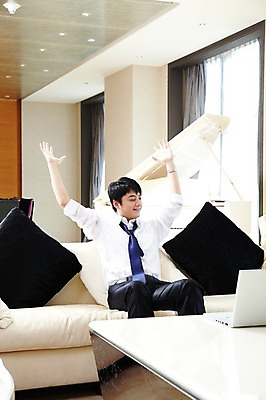 포토 JPG 외국인 해외기획촬영 직업 라이프스타일 남자 여유 악기 쿠션 의자 비즈니스 2011년중국 창문 탁자 호텔 휴식 실내 한명 미소 웃음 사람 앉기 동양인 정장 20대 성인 앞모습 비즈니스라이프 노트북 컴퓨터 소파 중국인 눈감음 중국 커튼 직장인 비즈니스맨 건반 피아노 청도 기지개 그랜드피아노 남자만 남자한명만 성인남자만 청년만 청년남자만 청년남자한명만 성인한명만 성인남자한명만 성인만 국내포토 1 옷 감정 아시아 음악 뷰포인트 가구 컨셉 모션 숙소 표정 인종 청년 내부 생활 전자제품 건반악기 파일형식