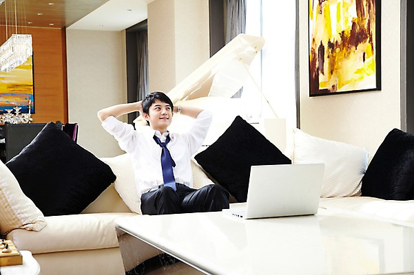 포토 JPG 외국인 해외기획촬영 직업 라이프스타일 응시 남자 여유 악기 액자 쿠션 의자 비즈니스 2011년중국 창문 탁자 호텔 휴식 조명 실내 한명 미소 웃음 사람 앉기 동양인 정장 20대 성인 앞모습 비즈니스라이프 노트북 컴퓨터 소파 중국인 중국 커튼 직장인 비즈니스맨 건반 피아노 청도 그랜드피아노 남자만 남자한명만 성인남자만 청년만 청년남자만 청년남자한명만 성인한명만 성인남자한명만 성인만 국내포토 1 시선 옷 감정 아시아 음악 뷰포인트 가구 컨셉 모션 숙소 표정 인종 청년 내부 생활 전자제품 건반악기 파일형식