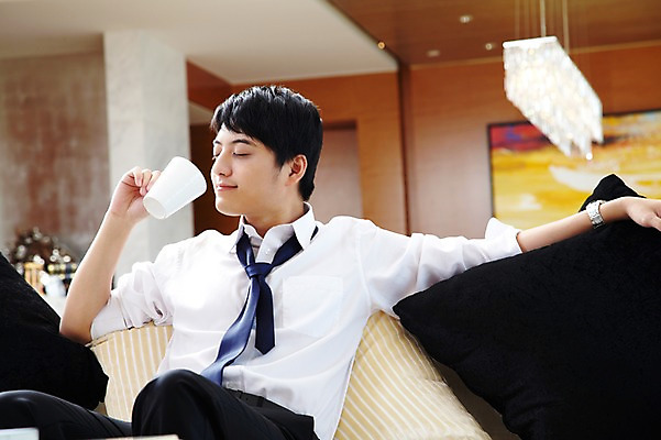 포토 JPG 외국인 해외기획촬영 직업 라이프스타일 남자 여유 커피 음료 액자 쿠션 의자 비즈니스 2011년중국 호텔 티타임 휴식 조명 잔 실내 한명 들기 사람 앉기 동양인 정장 20대 성인 앞모습 컵 비즈니스라이프 소파 중국인 눈감음 중국 머그컵 마시기 직장인 비즈니스맨 청도 남자만 남자한명만 성인남자만 청년만 청년남자만 청년남자한명만 성인한명만 성인남자한명만 성인만 국내포토 1 식기 옷 감정 아시아 뷰포인트 가구 컨셉 모션 숙소 인종 청년 내부 생활 파일형식