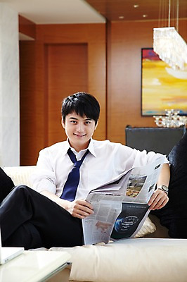 포토 JPG 외국인 해외기획촬영 직업 라이프스타일 남자 여유 액자 쿠션 의자 비즈니스 2011년중국 호텔 휴식 조명 실내 한명 미소 웃음 들기 사람 앉기 동양인 정장 20대 성인 앞모습 비즈니스라이프 소파 중국인 중국 직장인 비즈니스맨 신문 신문읽기 청도 남자만 남자한명만 성인남자만 청년만 청년남자만 청년남자한명만 성인한명만 성인남자한명만 성인만 국내포토 1 옷 감정 아시아 뷰포인트 가구 컨셉 모션 숙소 표정 인종 청년 내부 생활 간행물 뉴스 읽기 파일형식
