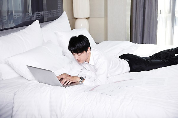 포토 JPG 외국인 해외기획촬영 직업 라이프스타일 응시 남자 여유 엎드리기 비즈니스 2011년중국 창문 베개 호텔 휴식 실내 한명 사람 동양인 정장 20대 성인 비즈니스라이프 노트북 컴퓨터 눕기 중국인 중국 침실 방 침대 스탠드 웹서핑 타이핑 업무 커튼 직장인 비즈니스맨 작업실 청도 문서 남자만 남자한명만 성인남자만 청년만 청년남자만 청년남자한명만 성인한명만 성인남자한명만 성인만 국내포토 1 시선 옷 감정 아시아 가구 컨셉 침구 모션 숙소 조명 인종 청년 내부 생활 전자제품 작업 파일형식