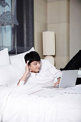 포토 JPG 외국인 해외기획촬영 직업 라이프스타일 응시 남자 여유 비즈니스 2011년중국 베개 호텔 휴식 실내 한명 미소 웃음 사람 동양인 정장 20대 성인 비즈니스라이프 노트북 컴퓨터 눕기 중국인 중국 침실 방 침대 스탠드 웹서핑 업무 직장인 비즈니스맨 작업실 청도 문서 남자만 남자한명만 성인남자만 청년만 청년남자만 청년남자한명만 성인한명만 성인남자한명만 성인만 국내포토 1 시선 옷 감정 아시아 가구 컨셉 침구 모션 숙소 조명 표정 인종 청년 내부 생활 전자제품 작업 파일형식