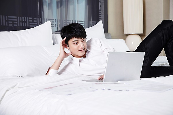 포토 JPG 외국인 해외기획촬영 직업 라이프스타일 응시 남자 여유 비즈니스 2011년중국 베개 호텔 휴식 실내 한명 미소 웃음 사람 동양인 정장 20대 성인 비즈니스라이프 노트북 컴퓨터 눕기 중국인 중국 침실 방 침대 스탠드 웹서핑 업무 직장인 비즈니스맨 작업실 청도 문서 남자만 남자한명만 성인남자만 청년만 청년남자만 청년남자한명만 성인한명만 성인남자한명만 성인만 국내포토 1 시선 옷 감정 아시아 가구 컨셉 침구 모션 숙소 조명 표정 인종 청년 내부 생활 전자제품 작업 파일형식