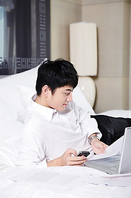 포토 JPG 외국인 해외기획촬영 직업 라이프스타일 응시 남자 여유 비즈니스 2011년중국 베개 호텔 휴식 실내 한명 들기 사람 동양인 정장 20대 성인 옆모습 비즈니스라이프 노트북 스마트폰 컴퓨터 중국인 중국 침실 방 침대 스탠드 업무 직장인 비즈니스맨 작업실 청도 전화기 문서 통화 남자만 남자한명만 성인남자만 청년만 청년남자만 청년남자한명만 성인한명만 성인남자한명만 성인만 국내포토 1 시선 옷 감정 아시아 뷰포인트 가구 컨셉 침구 모션 숙소 조명 인종 청년 내부 생활 전자제품 핸드폰 스마트기기 작업 파일형식