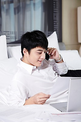 포토 JPG 외국인 해외기획촬영 직업 라이프스타일 응시 남자 여유 비즈니스 2011년중국 베개 호텔 휴식 실내 한명 미소 웃음 들기 사람 동양인 정장 상반신 20대 성인 비즈니스라이프 노트북 스마트폰 컴퓨터 중국인 중국 침실 방 침대 업무 직장인 비즈니스맨 작업실 청도 전화기 문서 통화 남자만 남자한명만 성인남자만 청년만 청년남자만 청년남자한명만 성인한명만 성인남자한명만 성인만 국내포토 1 시선 옷 감정 아시아 가구 컨셉 침구 모션 숙소 표정 인종 청년 내부 생활 전자제품 핸드폰 스마트기기 작업 파일형식