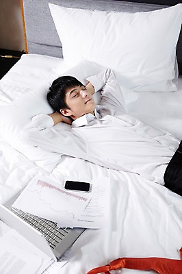 포토 JPG 외국인 해외기획촬영 직업 라이프스타일 남자 여유 비즈니스 2011년중국 베개 호텔 넥타이 휴식 실내 한명 사람 동양인 정장 상반신 20대 성인 비즈니스라이프 노트북 스마트폰 컴퓨터 하이앵글 눕기 중국인 눈감음 중국 침실 방 침대 잠 직장인 비즈니스맨 수면 청도 문서 팔베개 남자만 남자한명만 성인남자만 청년만 청년남자만 청년남자한명만 성인한명만 성인남자한명만 성인만 국내포토 1 잡화 옷 감정 아시아 뷰포인트 가구 컨셉 침구 모션 숙소 인종 청년 내부 생활 물 전자제품 핸드폰 스마트기기 파일형식