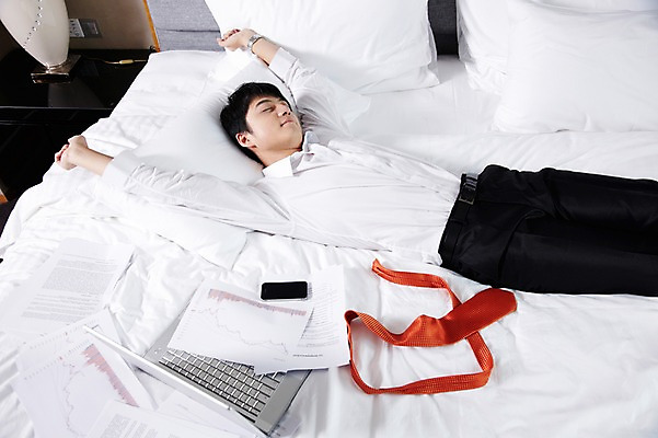 포토 JPG 외국인 해외기획촬영 직업 라이프스타일 남자 여유 비즈니스 2011년중국 베개 호텔 넥타이 휴식 실내 한명 사람 동양인 정장 20대 성인 앞모습 비즈니스라이프 노트북 스마트폰 컴퓨터 하이앵글 눕기 중국인 눈감음 중국 침실 방 침대 스탠드 잠 직장인 비즈니스맨 수면 청도 문서 기지개 남자만 남자한명만 성인남자만 청년만 청년남자만 청년남자한명만 성인한명만 성인남자한명만 성인만 국내포토 1 잡화 옷 감정 아시아 뷰포인트 가구 컨셉 침구 모션 숙소 조명 인종 청년 내부 생활 물 전자제품 핸드폰 스마트기기 파일형식