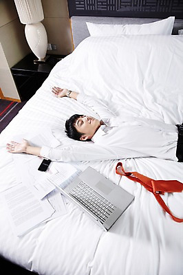 포토 JPG 외국인 해외기획촬영 직업 라이프스타일 남자 여유 비즈니스 2011년중국 베개 호텔 넥타이 휴식 실내 한명 사람 동양인 정장 상반신 20대 성인 앞모습 비즈니스라이프 노트북 스마트폰 컴퓨터 하이앵글 눕기 중국인 눈감음 중국 침실 방 침대 스탠드 잠 직장인 비즈니스맨 수면 청도 문서 기지개 남자만 남자한명만 성인남자만 청년만 청년남자만 청년남자한명만 성인한명만 성인남자한명만 성인만 국내포토 1 잡화 옷 감정 아시아 뷰포인트 가구 컨셉 침구 모션 숙소 조명 인종 청년 내부 생활 물 전자제품 핸드폰 스마트기기 파일형식