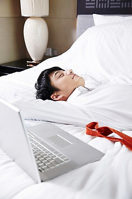 포토 JPG 외국인 해외기획촬영 직업 라이프스타일 남자 여유 비즈니스 2011년중국 호텔 넥타이 휴식 실내 한명 사람 동양인 정장 상반신 20대 성인 옆모습 비즈니스라이프 노트북 컴퓨터 눕기 중국인 눈감음 중국 침실 방 침대 스탠드 잠 직장인 비즈니스맨 수면 청도 문서 팔베개 남자만 남자한명만 성인남자만 청년만 청년남자만 청년남자한명만 성인한명만 성인남자한명만 성인만 국내포토 1 잡화 옷 감정 아시아 뷰포인트 가구 컨셉 모션 숙소 조명 인종 청년 내부 생활 물 전자제품 파일형식