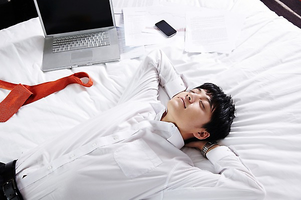 포토 JPG 외국인 해외기획촬영 직업 라이프스타일 남자 여유 비즈니스 2011년중국 호텔 넥타이 휴식 실내 한명 사람 동양인 정장 상반신 20대 성인 앞모습 비즈니스라이프 노트북 스마트폰 컴퓨터 하이앵글 눕기 중국인 눈감음 중국 침실 방 침대 잠 직장인 비즈니스맨 수면 청도 문서 팔베개 남자만 남자한명만 성인남자만 청년만 청년남자만 청년남자한명만 성인한명만 성인남자한명만 성인만 국내포토 1 잡화 옷 감정 아시아 뷰포인트 가구 컨셉 모션 숙소 인종 청년 내부 생활 물 전자제품 핸드폰 스마트기기 파일형식