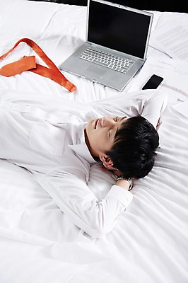 포토 JPG 외국인 해외기획촬영 직업 라이프스타일 남자 여유 비즈니스 2011년중국 호텔 넥타이 휴식 실내 한명 사람 동양인 정장 상반신 20대 성인 앞모습 비즈니스라이프 노트북 스마트폰 컴퓨터 하이앵글 눕기 중국인 눈감음 중국 침실 방 침대 잠 직장인 비즈니스맨 수면 청도 문서 팔베개 남자만 남자한명만 성인남자만 청년만 청년남자만 청년남자한명만 성인한명만 성인남자한명만 성인만 국내포토 1 잡화 옷 감정 아시아 뷰포인트 가구 컨셉 모션 숙소 인종 청년 내부 생활 물 전자제품 핸드폰 스마트기기 파일형식