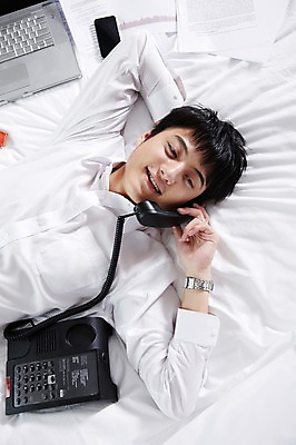 포토 JPG 외국인 해외기획촬영 직업 라이프스타일 남자 여유 비즈니스 2011년중국 호텔 휴식 실내 한명 미소 웃음 들기 사람 동양인 정장 상반신 20대 성인 앞모습 비즈니스라이프 노트북 스마트폰 컴퓨터 하이앵글 눕기 중국인 중국 침실 방 침대 직장인 비즈니스맨 청도 전화기 문서 통화 남자만 남자한명만 성인남자만 청년만 청년남자만 청년남자한명만 성인한명만 성인남자한명만 성인만 국내포토 1 옷 감정 아시아 뷰포인트 가구 컨셉 모션 숙소 표정 인종 청년 내부 생활 전자제품 핸드폰 스마트기기 파일형식