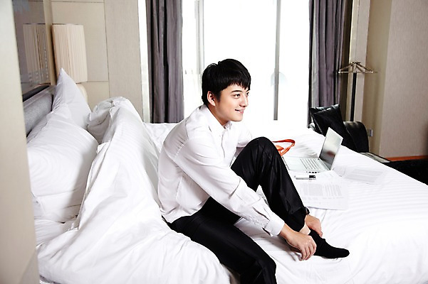 포토 JPG 외국인 해외기획촬영 직업 라이프스타일 응시 남자 여유 쿠션 비즈니스 2011년중국 창문 베개 호텔 휴식 양말 실내 한명 미소 웃음 사람 앉기 동양인 정장 20대 성인 옆모습 비즈니스라이프 노트북 스마트폰 컴퓨터 중국인 중국 침실 방 침대 스탠드 커튼 직장인 비즈니스맨 옷걸이 청도 준비 문서 남자만 남자한명만 성인남자만 청년만 청년남자만 청년남자한명만 성인한명만 성인남자한명만 성인만 국내포토 1 시선 옷 감정 아시아 뷰포인트 가구 컨셉 침구 모션 숙소 조명 표정 인종 청년 내부 생활 전자제품 핸드폰 스마트기기 파일형식