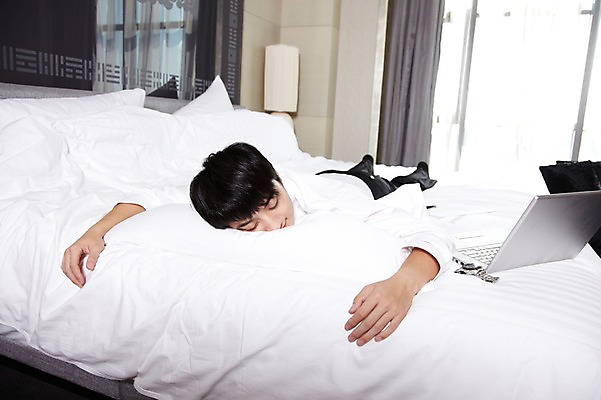 포토 JPG 전신 외국인 해외기획촬영 직업 라이프스타일 남자 여유 엎드리기 비즈니스 2011년중국 창문 베개 호텔 휴식 실내 피곤 한명 사람 동양인 정장 20대 성인 비즈니스라이프 노트북 컴퓨터 눕기 중국인 눈감음 중국 침실 방 침대 스탠드 잠 커튼 직장인 비즈니스맨 수면 청도 문서 남자만 남자한명만 성인남자만 청년만 청년남자만 청년남자한명만 성인한명만 성인남자한명만 성인만 국내포토 1 옷 감정 아시아 가구 컨셉 침구 모션 숙소 조명 인종 청년 내부 생활 물 전자제품 파일형식