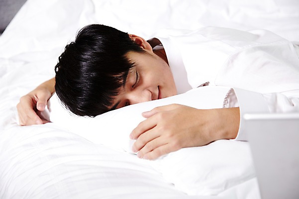 포토 JPG 외국인 해외기획촬영 직업 라이프스타일 남자 여유 엎드리기 비즈니스 2011년중국 베개 호텔 휴식 실내 피곤 한명 사람 동양인 정장 상반신 20대 성인 옆모습 비즈니스라이프 노트북 컴퓨터 눕기 중국인 눈감음 중국 침실 방 침대 잠 직장인 비즈니스맨 수면 청도 남자만 남자한명만 성인남자만 청년만 청년남자만 청년남자한명만 성인한명만 성인남자한명만 성인만 국내포토 1 옷 감정 아시아 뷰포인트 가구 컨셉 침구 모션 숙소 인종 청년 내부 생활 물 전자제품 파일형식