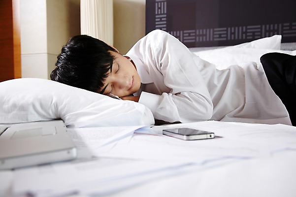 포토 JPG 외국인 해외기획촬영 직업 라이프스타일 남자 여유 비즈니스 2011년중국 베개 호텔 휴식 실내 피곤 한명 사람 동양인 정장 상반신 20대 성인 비즈니스라이프 노트북 스마트폰 컴퓨터 눕기 중국인 눈감음 중국 침실 방 침대 스탠드 잠 직장인 비즈니스맨 수면 청도 문서 남자만 남자한명만 성인남자만 청년만 청년남자만 청년남자한명만 성인한명만 성인남자한명만 성인만 국내포토 1 옷 감정 아시아 가구 컨셉 침구 모션 숙소 조명 인종 청년 내부 생활 물 전자제품 핸드폰 스마트기기 파일형식