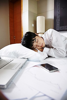 포토 JPG 외국인 해외기획촬영 직업 라이프스타일 남자 여유 비즈니스 2011년중국 베개 호텔 휴식 실내 피곤 한명 사람 동양인 정장 상반신 20대 성인 비즈니스라이프 노트북 스마트폰 컴퓨터 눕기 중국인 눈감음 중국 침실 방 침대 스탠드 잠 직장인 비즈니스맨 수면 청도 문서 남자만 남자한명만 성인남자만 청년만 청년남자만 청년남자한명만 성인한명만 성인남자한명만 성인만 국내포토 1 옷 감정 아시아 가구 컨셉 침구 모션 숙소 조명 인종 청년 내부 생활 물 전자제품 핸드폰 스마트기기 파일형식