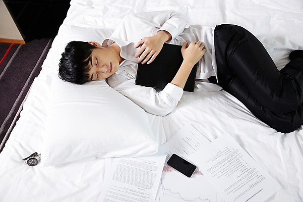 포토 JPG 외국인 해외기획촬영 직업 라이프스타일 남자 여유 비즈니스 2011년중국 베개 안기 호텔 휴식 실내 피곤 한명 사람 동양인 정장 20대 성인 옆모습 비즈니스라이프 스마트폰 하이앵글 눕기 중국인 눈감음 중국 침실 방 침대 잠 직장인 비즈니스맨 수면 청도 문서 남자만 남자한명만 성인남자만 청년만 청년남자만 청년남자한명만 성인한명만 성인남자한명만 성인만 국내포토 1 옷 감정 아시아 뷰포인트 가구 컨셉 침구 모션 숙소 인종 청년 내부 생활 물 핸드폰 스마트기기 파일형식