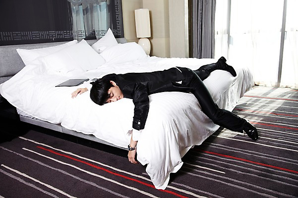 포토 JPG 전신 외국인 해외기획촬영 직업 라이프스타일 남자 여유 엎드리기 비즈니스 2011년중국 창문 베개 호텔 휴식 실내 피곤 한명 사람 동양인 정장 20대 성인 비즈니스라이프 스마트폰 눕기 중국인 눈감음 중국 침실 방 침대 스탠드 잠 커튼 직장인 비즈니스맨 수면 청도 문서 남자만 남자한명만 성인남자만 청년만 청년남자만 청년남자한명만 성인한명만 성인남자한명만 성인만 국내포토 1 옷 감정 아시아 가구 컨셉 침구 모션 숙소 조명 인종 청년 내부 생활 물 핸드폰 스마트기기 파일형식