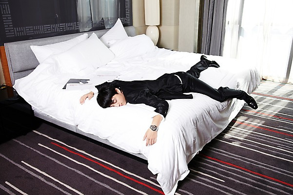 포토 JPG 전신 외국인 해외기획촬영 직업 라이프스타일 남자 여유 엎드리기 비즈니스 2011년중국 창문 베개 호텔 휴식 실내 피곤 한명 사람 동양인 정장 20대 성인 비즈니스라이프 스마트폰 눕기 중국인 눈감음 중국 침실 방 침대 스탠드 잠 커튼 직장인 비즈니스맨 수면 청도 문서 남자만 남자한명만 성인남자만 청년만 청년남자만 청년남자한명만 성인한명만 성인남자한명만 성인만 국내포토 1 옷 감정 아시아 가구 컨셉 침구 모션 숙소 조명 인종 청년 내부 생활 물 핸드폰 스마트기기 파일형식