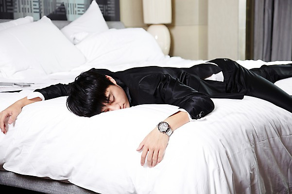 포토 JPG 외국인 해외기획촬영 직업 라이프스타일 남자 여유 엎드리기 비즈니스 2011년중국 베개 호텔 휴식 실내 피곤 한명 사람 동양인 정장 20대 성인 비즈니스라이프 스마트폰 눕기 중국인 눈감음 중국 침실 방 침대 스탠드 잠 커튼 직장인 비즈니스맨 수면 청도 문서 남자만 남자한명만 성인남자만 청년만 청년남자만 청년남자한명만 성인한명만 성인남자한명만 성인만 국내포토 1 옷 감정 아시아 가구 컨셉 침구 모션 숙소 조명 인종 청년 내부 생활 물 핸드폰 스마트기기 파일형식