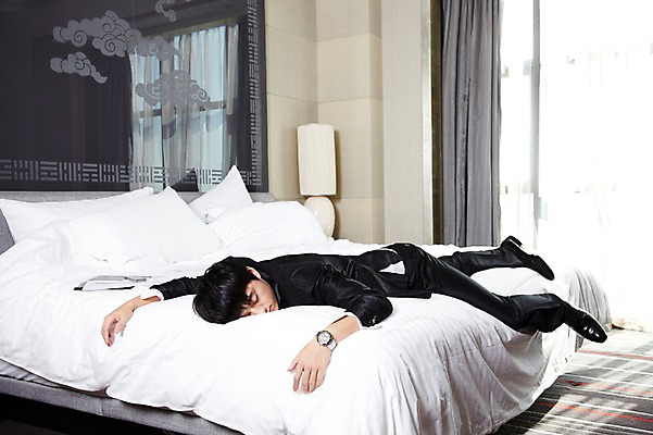 포토 JPG 주간 전신 외국인 해외기획촬영 직업 라이프스타일 남자 여유 엎드리기 비즈니스 2011년중국 창문 베개 호텔 휴식 실내 피곤 한명 사람 동양인 정장 20대 성인 비즈니스라이프 스마트폰 눕기 햇빛 중국인 눈감음 중국 침실 방 침대 스탠드 잠 커튼 직장인 비즈니스맨 수면 청도 문서 남자만 남자한명만 성인남자만 청년만 청년남자만 청년남자한명만 성인한명만 성인남자한명만 성인만 국내포토 자연요소 1 옷 감정 아시아 가구 컨셉 침구 모션 숙소 조명 인종 청년 내부 생활 물 핸드폰 스마트기기 태양 파일형식