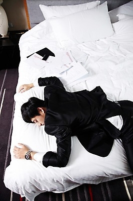 포토 JPG 외국인 해외기획촬영 직업 라이프스타일 남자 여유 엎드리기 비즈니스 2011년중국 베개 호텔 휴식 실내 피곤 한명 사람 동양인 정장 20대 성인 뒷모습 비즈니스라이프 스마트폰 하이앵글 눕기 중국인 눈감음 중국 침실 방 침대 잠 직장인 비즈니스맨 수면 청도 문서 남자만 남자한명만 성인남자만 청년만 청년남자만 청년남자한명만 성인한명만 성인남자한명만 성인만 국내포토 1 옷 감정 아시아 뷰포인트 가구 컨셉 침구 모션 숙소 인종 청년 내부 생활 물 핸드폰 스마트기기 파일형식