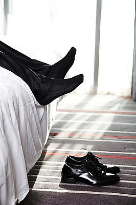 포토 JPG 주간 해외기획촬영 직업 라이프스타일 잡화 남자 여유 구두 신발 신체 비즈니스 2011년중국 창문 발 호텔 휴식 양말 실내 그림자 한명 사람 20대 성인 신체부위 비즈니스라이프 햇빛 중국 침실 방 침대 직장인 비즈니스맨 남성화 청도 정장구두 남자만 남자한명만 성인남자만 청년만 청년남자만 청년남자한명만 성인한명만 성인남자한명만 성인만 국내포토 자연요소 1 감정 아시아 가구 컨셉 숙소 청년 내부 생활 태양 파일형식