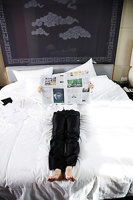 포토 JPG 전신 외국인 해외기획촬영 직업 라이프스타일 응시 남자 여유 비즈니스 2011년중국 베개 맨발 호텔 휴식 실내 한명 들기 사람 동양인 정장 20대 성인 앞모습 비즈니스라이프 하이앵글 눕기 중국인 중국 침실 방 침대 직장인 비즈니스맨 신문 신문읽기 청도 읽기 문서 남자만 남자한명만 성인남자만 청년만 청년남자만 청년남자한명만 성인한명만 성인남자한명만 성인만 국내포토 1 시선 옷 감정 아시아 뷰포인트 가구 컨셉 침구 모션 발 숙소 인종 청년 내부 생활 간행물 뉴스 파일형식